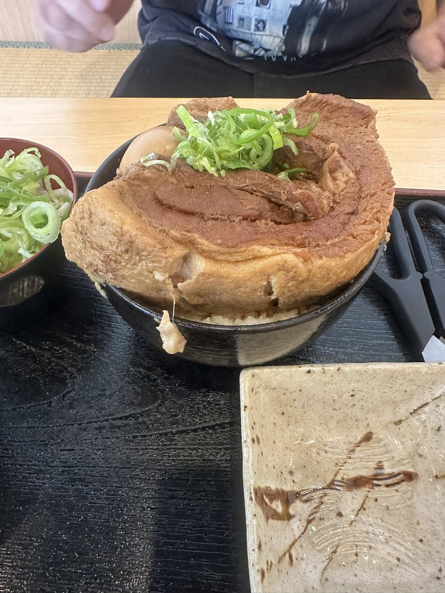 oiocha_taka's tweet photo. やべぇ！俺としたことが
伊勢崎の飯をポストし忘れてたわｗ
日の出食堂のモツ煮！
もつ煮込み食堂みつ子の一本角煮定食
ちなみに、ハサミで切りながら食べますｗ
フタツメの濃厚タンメン唐揚げセット
子供の拳くらいの唐揚げが3個
これは、食べきれずｗ
そっと、対面の同僚にパスしましたｗ https://t.co/js9UThmux0