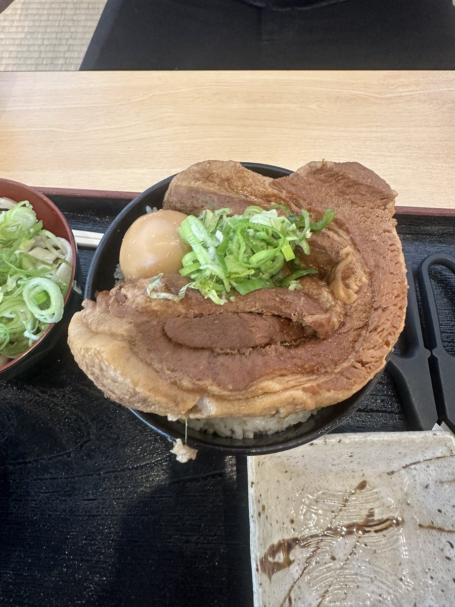 oiocha_taka's tweet photo. やべぇ！俺としたことが
伊勢崎の飯をポストし忘れてたわｗ
日の出食堂のモツ煮！
もつ煮込み食堂みつ子の一本角煮定食
ちなみに、ハサミで切りながら食べますｗ
フタツメの濃厚タンメン唐揚げセット
子供の拳くらいの唐揚げが3個
これは、食べきれずｗ
そっと、対面の同僚にパスしましたｗ https://t.co/js9UThmux0