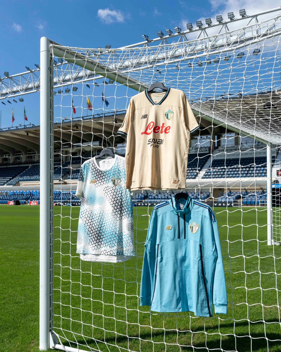 bergamo6716's tweet photo. クラシックなサードユニが発表されたタイミングで、水色トラックジャージが発売⚫️🔵

エンブレムも良くて可愛いので、すごい欲しいのですが、
オンラインストアで買い物したばかりで手が出せない😔

なぜ我慢できなかったのか… https://t.co/w9vonKTwEV