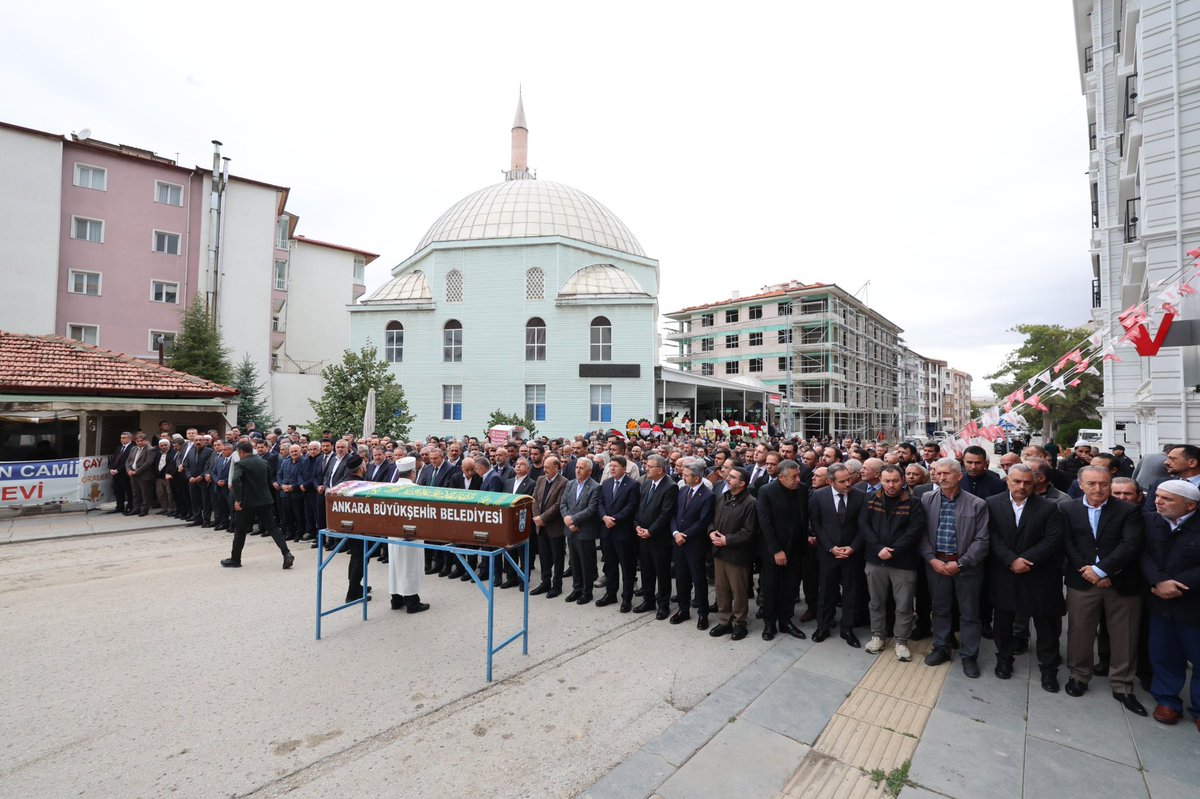 HBTONBUL's tweet photo. Önceki dönem Çalışma ve Sosyal Güvenlik Bakanımız Prof. Dr. Vedat Bilgin’in kıymetli validesi Gülhanım Bilgin Hanımefendi’ye Allah’tan rahmet diliyorum.

Başta Vedat Bilgin hocamız olmak üzere ailesine ve yakınlarına sabır ve başsağlığı temenni ediyorum.

Rabbim merhumeyi rahmetiyle kuşatsın, mekânını cennet, makamını âli eylesin.