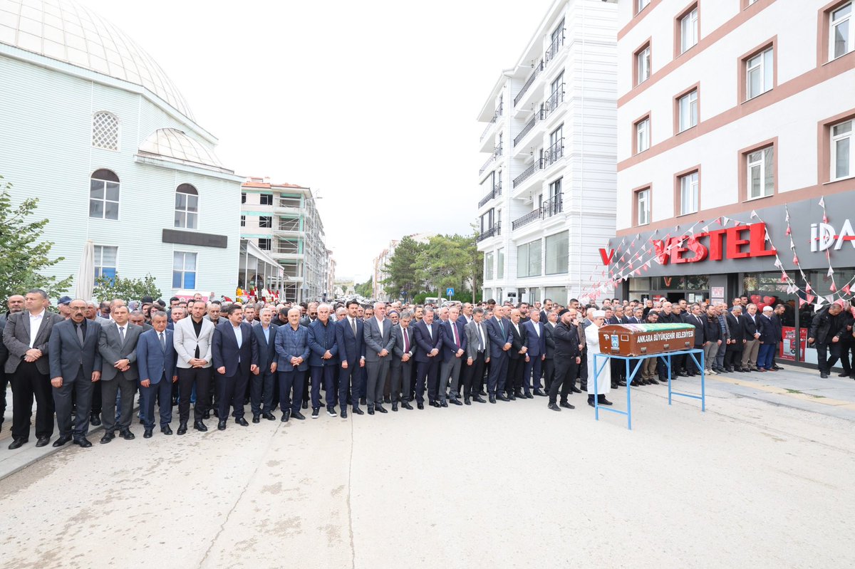 HBTONBUL's tweet photo. Önceki dönem Çalışma ve Sosyal Güvenlik Bakanımız Prof. Dr. Vedat Bilgin’in kıymetli validesi Gülhanım Bilgin Hanımefendi’ye Allah’tan rahmet diliyorum.

Başta Vedat Bilgin hocamız olmak üzere ailesine ve yakınlarına sabır ve başsağlığı temenni ediyorum.

Rabbim merhumeyi rahmetiyle kuşatsın, mekânını cennet, makamını âli eylesin.