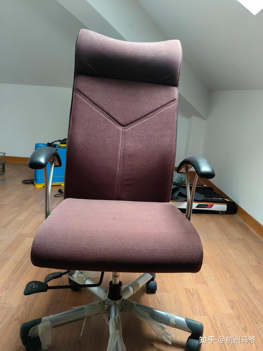 permataputriiee's tweet photo. My chair hurts every time I sit too long working—total vibe killer, ugh. https://t.co/QpPpvc5aib