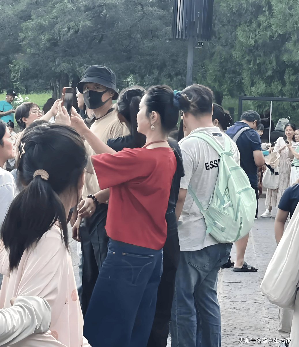 leeha_mint__01c's tweet photo. Was the bold [冒脸赵] really that impressive at the event Spotted this figure with striking presence! https://t.co/R36ujgwf5p