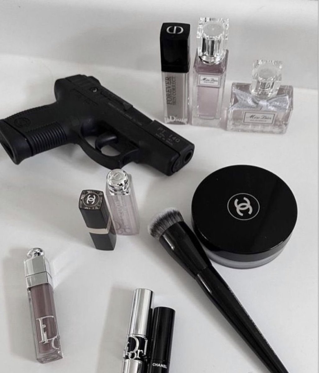 knivesfatale's tweet photo. makeup is done, ready for business. https://t.co/uzLVnFgtgN
