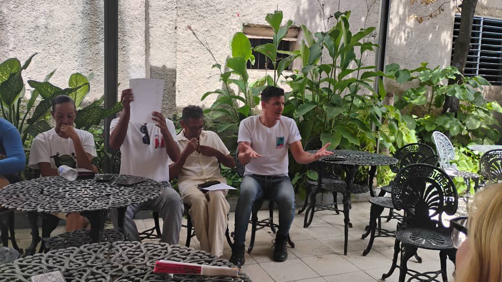 CasaCulturaHlg's tweet photo. #Somosartistasaficionados #SomosCulturaHolguín #HolguinSi #HonorHolguinero @AlpidioAlonsoG  @DiazCanelB @ManolihaHolguin @QueipoRuiz @MMarreroCruz @ManolihaHolguin la sección sindical del Centro Provincial de Casas de Cultura realiza asamblea. https://t.co/UBnIxjRyfG