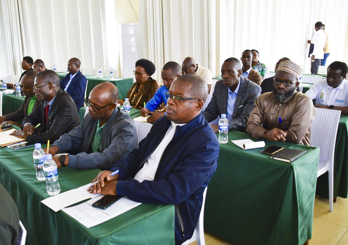 RwandaNorth's tweet photo. Guverineri @gahundemaurice yavuze ko hakiri intambwe yo kuzamura ibipimo bikiri hasi mu guteza imbere umuryango muri @RwandaNorth. Yasabye abayobozi b’amadini n’amatorero gufatanya na Leta guhindura imyumvire no guhana amakuru hagamijwe kubaka umuryango wishimye, ufite icyerekezo https://t.co/les0hrjGS2