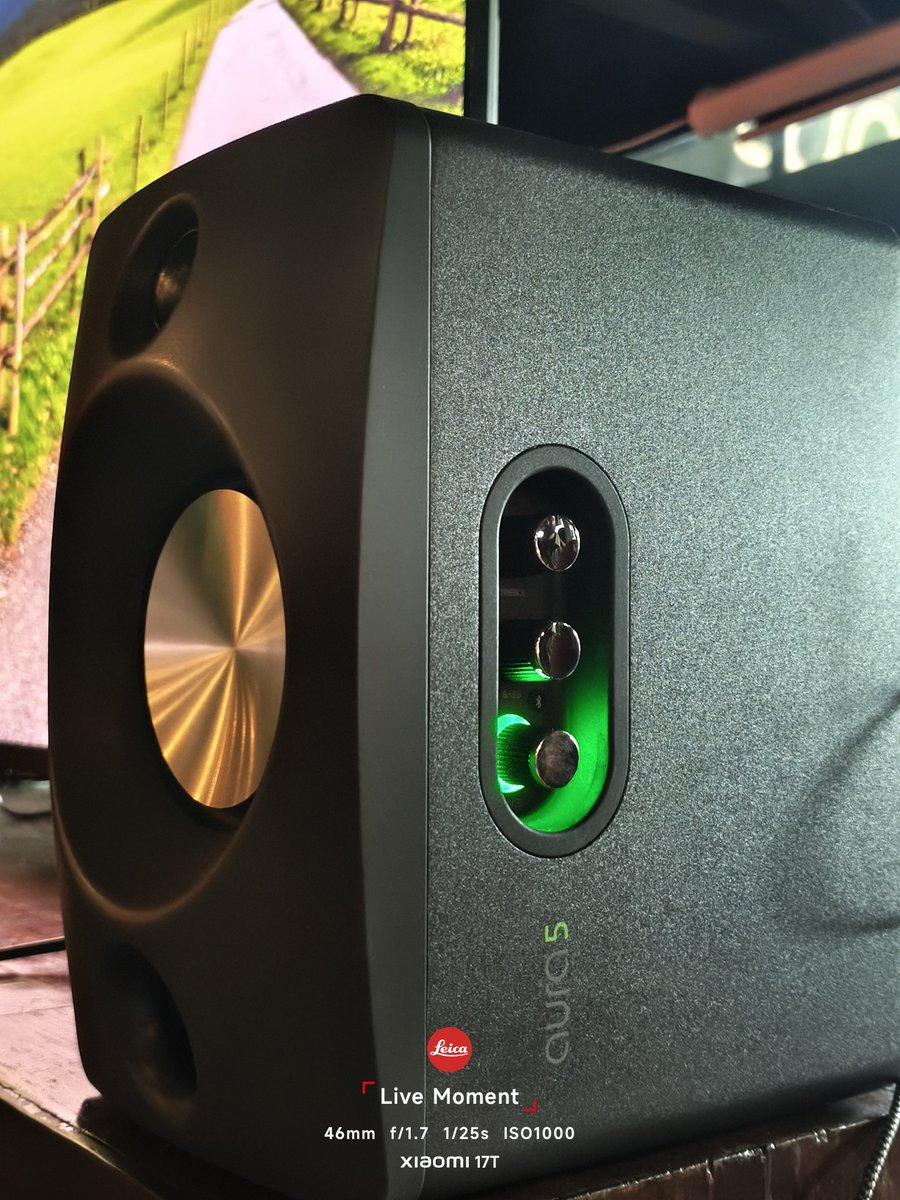 Shreyapal19's tweet photo. I really loved the Lumio Aura 5!
As someone who loves good audio, this one truly impressed me. A complete stereo setup with two wooden speakers, built-in amplifier & DAC, proper Hi-Fi sound along with a sleek remote.
₹19,999 (Early bird).
#Aura5
@LumioIN @laurelsudeep https://t.co/nDwXt7s2yY
