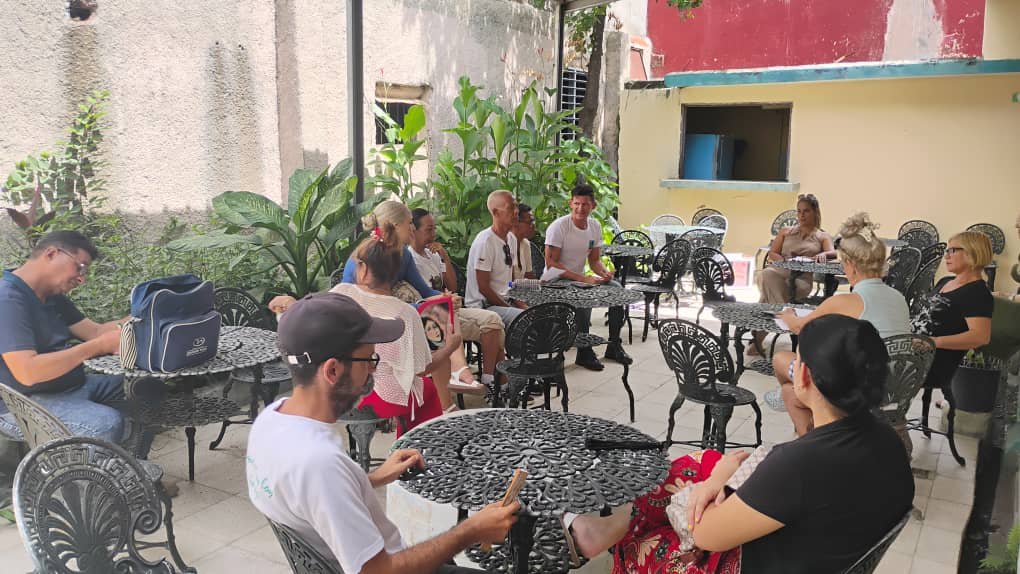 CasaCulturaHlg's tweet photo. #Somosartistasaficionados #SomosCulturaHolguín #HolguinSi #HonorHolguinero @AlpidioAlonsoG  @DiazCanelB @ManolihaHolguin @QueipoRuiz @MMarreroCruz @ManolihaHolguin la sección sindical del Centro Provincial de Casas de Cultura realiza asamblea. https://t.co/UBnIxjRyfG