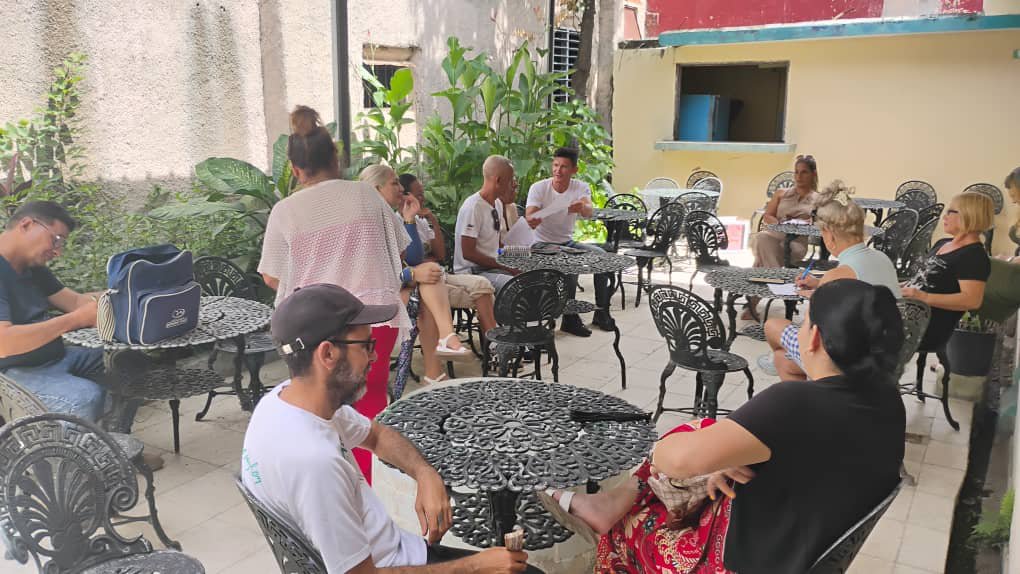 CasaCulturaHlg's tweet photo. #Somosartistasaficionados #SomosCulturaHolguín #HolguinSi #HonorHolguinero @AlpidioAlonsoG  @DiazCanelB @ManolihaHolguin @QueipoRuiz @MMarreroCruz @ManolihaHolguin la sección sindical del Centro Provincial de Casas de Cultura realiza asamblea. https://t.co/UBnIxjRyfG