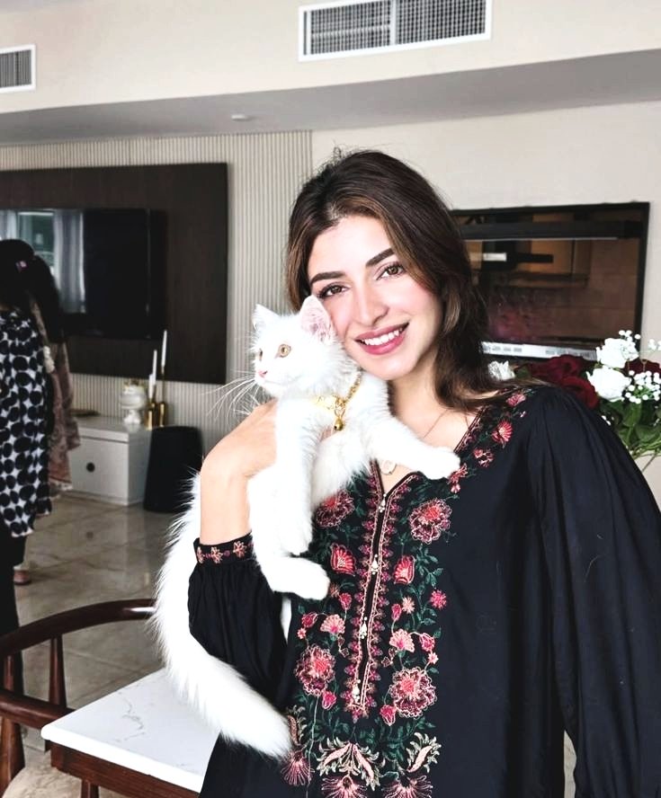 favsseditz's tweet photo. Her obsession with pets 🫶🏻 https://t.co/H9xj2AwoEH