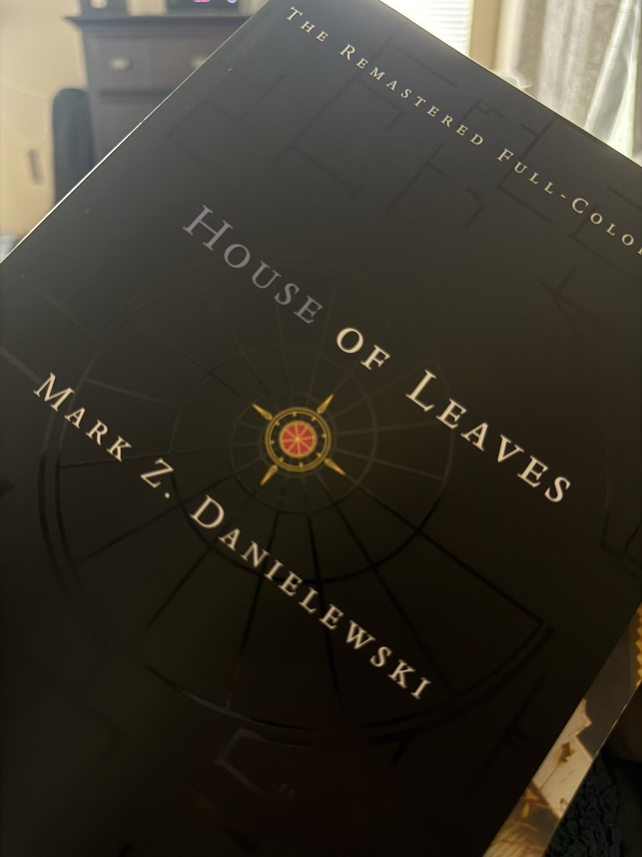 Lambysdiary's tweet photo. I hope i can pay rent. I’ve never been this financially stretched. God why is living alone in this economy so stressful. Why is filling up my shitty sedan 70 dollars. Why does an avocado run me 7 dollars. Anyways, house of leaves is a w. I luv you creepcast/windagoon https://t.co/2sdvTV6K4C