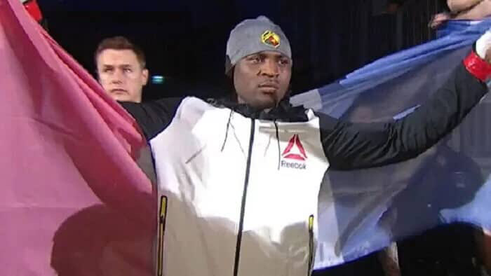 noahsoa's tweet photo. @mar7500 @THEGREAT121212 @Coplardinho @Thenightmar45 @LapilusTaylor Même quand il ne s’entraînait plus en France Bruce Buffer l’a toujours annoncé de de Paris France et Batie Cameroun et même contre Gane https://t.co/82dPG0KUkG