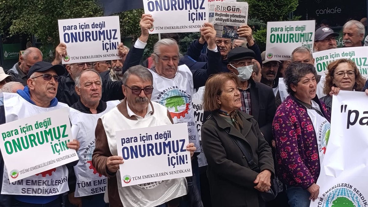 cumhuriyetgzt1's tweet photo. 🔴 Emeklilerden her cumartesi oturma eylemi kararı!

Siyasi iktidarın, yaşamına son veren emekli polis memuru Ali Şekeroğlu'nun ölümüne sessiz kalmasını eleştiren emekliler, her cumartesi 14.00-16.00 saatleri arası Kızılay Sakarya Caddesi'nde oturma eylemi yapacaklarını duyurdu.
https://t.co/NKqD6eQPfZ
