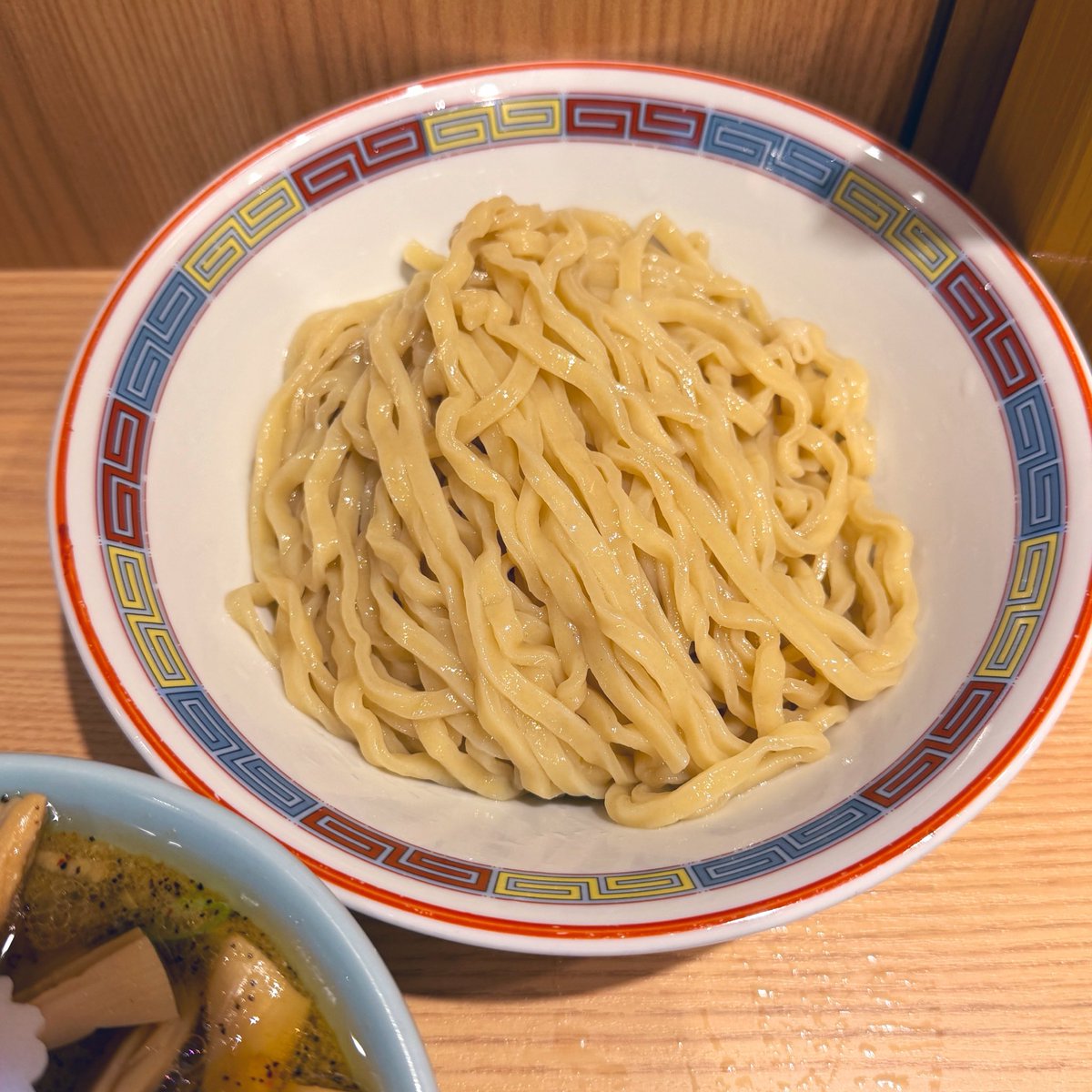 mouyome's tweet photo. メンマがたっぷりのつけ麺。
正直そこまで期待してなかったけど、食べてみたら思った以上に旨かったな。
駅ナカで営業時間も長いし、ちょこちょこ誘惑がありそうだな https://t.co/arw3o8tqxS