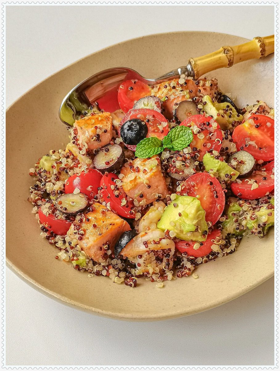 Kirwanfz's tweet photo. Hoy almorcé una ensalada de quinoa fresca con aguacate, tomates cherry y una porción de pollo a la parrilla: ligera, sabrosa y perfecta para el día! https://t.co/IkMuovOV18