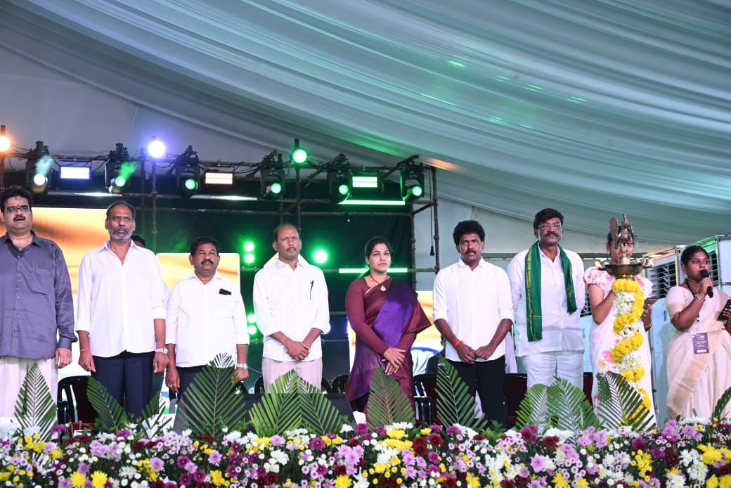 IamDrLakshmiG's tweet photo. గౌరవ ఒడిశా గవర్నర్ శ్రీ కంభంపాటి హరిబాబు గారు, మాజీ ఉపరాష్ట్రపతి శ్రీ వెంకయ్య నాయుడు గారు, మంత్రులు, ప్రజాప్రతినిధులతో పాల్గొనడం ఎంతో ఆనందంగా, గర్వంగా ఉంది.
(2/2)
#Ongole150 #OngoleUtsavam #PrakasamDistrict #DrGottipatiLakshmi #DarsiTDP #TeluguDesamParty https://t.co/jgu157jbPm