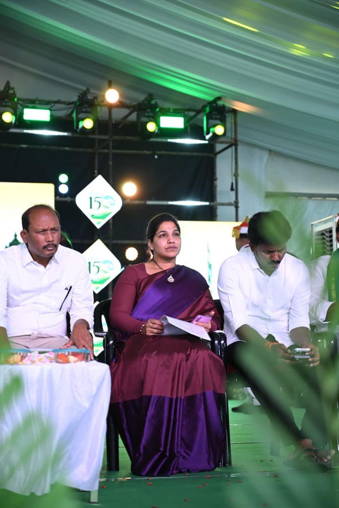 IamDrLakshmiG's tweet photo. గౌరవ ఒడిశా గవర్నర్ శ్రీ కంభంపాటి హరిబాబు గారు, మాజీ ఉపరాష్ట్రపతి శ్రీ వెంకయ్య నాయుడు గారు, మంత్రులు, ప్రజాప్రతినిధులతో పాల్గొనడం ఎంతో ఆనందంగా, గర్వంగా ఉంది.
(2/2)
#Ongole150 #OngoleUtsavam #PrakasamDistrict #DrGottipatiLakshmi #DarsiTDP #TeluguDesamParty https://t.co/jgu157jbPm