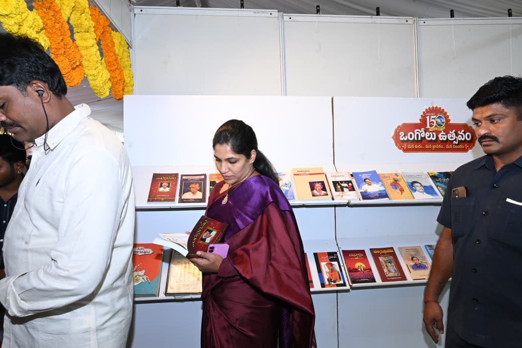 IamDrLakshmiG's tweet photo. గౌరవ ఒడిశా గవర్నర్ శ్రీ కంభంపాటి హరిబాబు గారు, మాజీ ఉపరాష్ట్రపతి శ్రీ వెంకయ్య నాయుడు గారు, మంత్రులు, ప్రజాప్రతినిధులతో పాల్గొనడం ఎంతో ఆనందంగా, గర్వంగా ఉంది.
(2/2)
#Ongole150 #OngoleUtsavam #PrakasamDistrict #DrGottipatiLakshmi #DarsiTDP #TeluguDesamParty https://t.co/jgu157jbPm