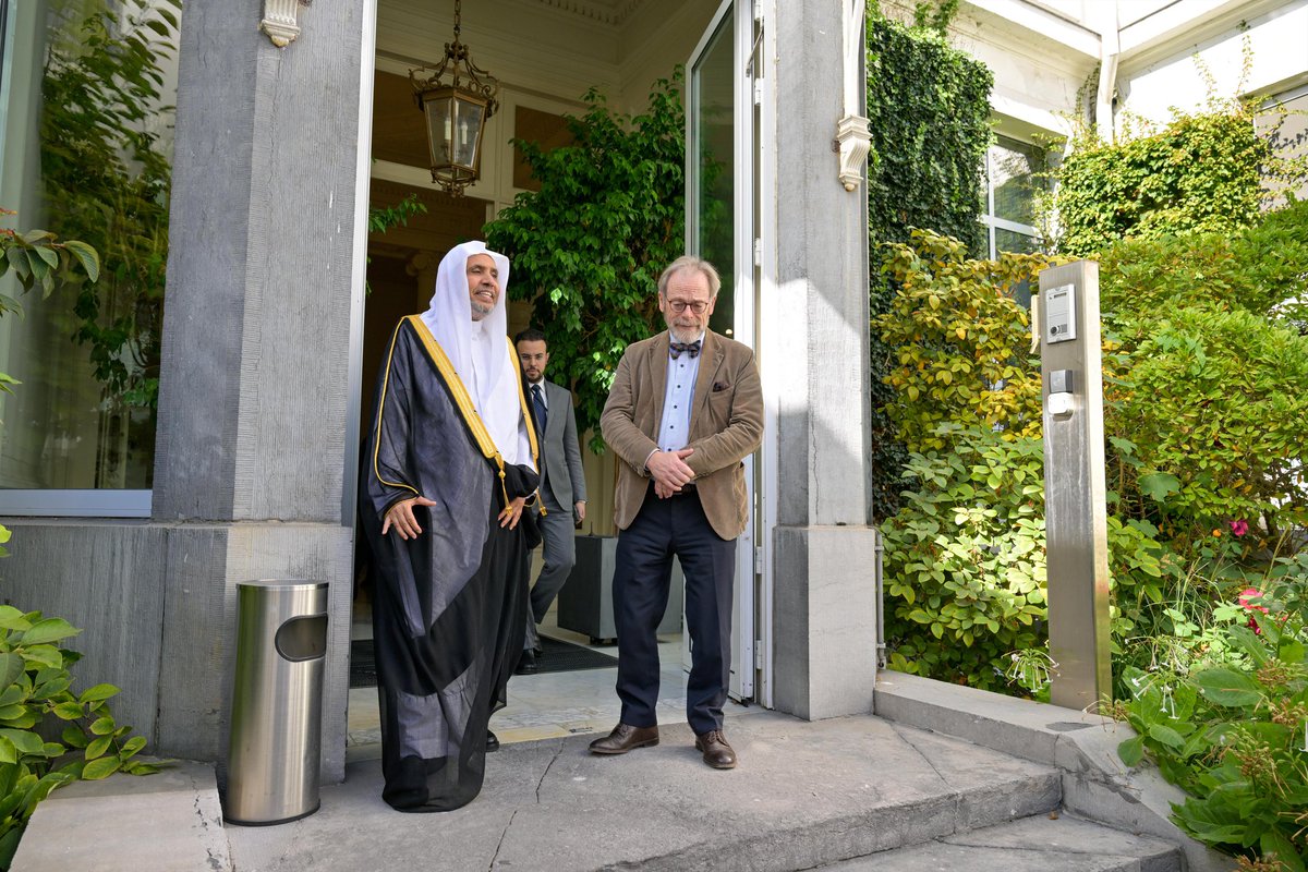 mwlorg_fa's tweet photo. امروز:
جناب آقای دکتر شیخ محمد العیسی @MhmdAlissa، دبیرکل سازمان همبستگی جهان اسلام و رئیس انجمن علمای مسلمان، در محل پارلمان فدرال در پایتخت بلژیک، «بروکسل»، با آقای پیتر دی روفر، رئیس پارلمان فدرال، دیدار کرد.
در این دیدار، چارچوب‌های تفاهم و چندصدایی و توسعه گفت‌وگو میان ادیان و فرهنگ‌ها مورد بحث و بررسی قرار گرفت؛ گفت‌وگویی که به‌عنوان ابزاری محوری برای مقابله با بحران‌های بین‌المللی فرامرزی به شمار می‌رود. همچنین بر کارآمدی «دیپلماسی پیشگیرانه» ـ که سازمان همبستگی جهان اسلام و رهبری آن در آن نقش‌آفرینی می‌کنند ـ و نقش فعال رهبران دینی و نهادهای اجتماعی در خنثی‌سازی زمینه‌های شکل‌گیری منازعات پیش از آغاز آن‌ها و ایجاد پل‌های اعتماد و آشتی، در تکمیل تلاش‌های سیاسی و دیپلماتیک رسمی، تأکید شد.
رئیس پارلمان ـ در جریان این گفت‌وگو ـ از تلاش‌ها و فعالیت‌های بین‌المللی جناب آقای دکتر العیسی قدردانی فراوان کرد و در این زمینه، نقش سازمان همبستگی جهان اسلام در تقویت تفاهم و احترام متقابل را ستود؛ نقشی که در راستای تحقق همزیستی مسالمت‌آمیز و ایجاد اعتماد میان جوامع ایفا می‌شود. وی این حضور را نمونه‌ای عینی از چندصدایی بین‌المللی و «دیپلماسی پیشگیرانه» توصیف کرد.
رئیس پارلمان همچنین ماهیت عملی تلاش‌ها و فعالیت‌های بین‌المللی جناب آقای دکتر العیسی را ارج نهاد و تأکید کرد که فعالیت‌های ایشان از چارچوب‌های نظری فراتر رفته و به ارتباط و تعامل واقعی با رهبران و جوامع مختلف در سراسر جهان می‌پردازد؛ امری که نقش سازمان همبستگی جهان اسلام را به الگویی عملی برای ایجاد صلح و تقویت ارزش‌های مدارا تبدیل می‌کند.