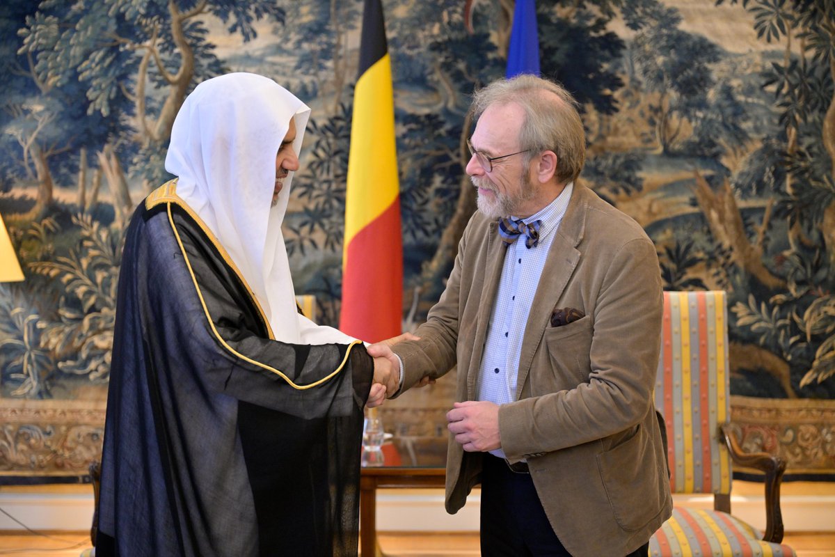 mwlorg_fa's tweet photo. امروز:
جناب آقای دکتر شیخ محمد العیسی @MhmdAlissa، دبیرکل سازمان همبستگی جهان اسلام و رئیس انجمن علمای مسلمان، در محل پارلمان فدرال در پایتخت بلژیک، «بروکسل»، با آقای پیتر دی روفر، رئیس پارلمان فدرال، دیدار کرد.
در این دیدار، چارچوب‌های تفاهم و چندصدایی و توسعه گفت‌وگو میان ادیان و فرهنگ‌ها مورد بحث و بررسی قرار گرفت؛ گفت‌وگویی که به‌عنوان ابزاری محوری برای مقابله با بحران‌های بین‌المللی فرامرزی به شمار می‌رود. همچنین بر کارآمدی «دیپلماسی پیشگیرانه» ـ که سازمان همبستگی جهان اسلام و رهبری آن در آن نقش‌آفرینی می‌کنند ـ و نقش فعال رهبران دینی و نهادهای اجتماعی در خنثی‌سازی زمینه‌های شکل‌گیری منازعات پیش از آغاز آن‌ها و ایجاد پل‌های اعتماد و آشتی، در تکمیل تلاش‌های سیاسی و دیپلماتیک رسمی، تأکید شد.
رئیس پارلمان ـ در جریان این گفت‌وگو ـ از تلاش‌ها و فعالیت‌های بین‌المللی جناب آقای دکتر العیسی قدردانی فراوان کرد و در این زمینه، نقش سازمان همبستگی جهان اسلام در تقویت تفاهم و احترام متقابل را ستود؛ نقشی که در راستای تحقق همزیستی مسالمت‌آمیز و ایجاد اعتماد میان جوامع ایفا می‌شود. وی این حضور را نمونه‌ای عینی از چندصدایی بین‌المللی و «دیپلماسی پیشگیرانه» توصیف کرد.
رئیس پارلمان همچنین ماهیت عملی تلاش‌ها و فعالیت‌های بین‌المللی جناب آقای دکتر العیسی را ارج نهاد و تأکید کرد که فعالیت‌های ایشان از چارچوب‌های نظری فراتر رفته و به ارتباط و تعامل واقعی با رهبران و جوامع مختلف در سراسر جهان می‌پردازد؛ امری که نقش سازمان همبستگی جهان اسلام را به الگویی عملی برای ایجاد صلح و تقویت ارزش‌های مدارا تبدیل می‌کند.