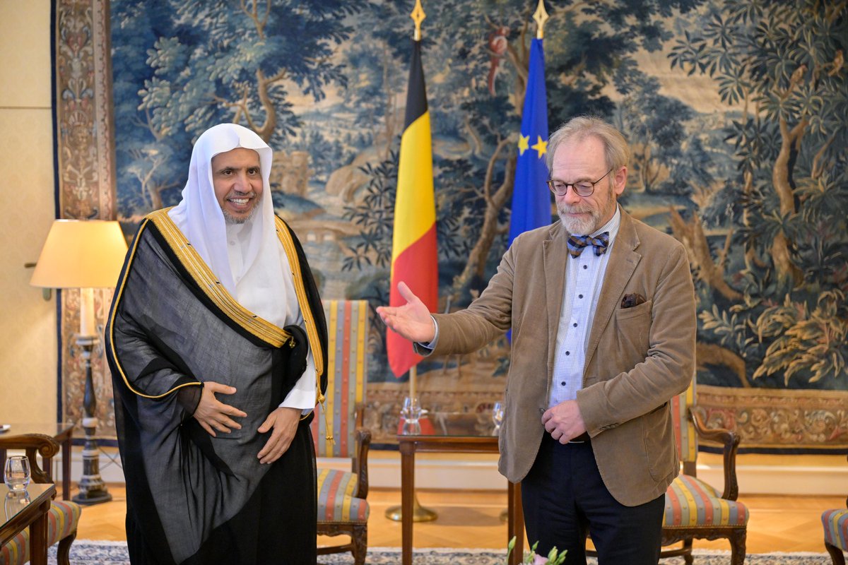 mwlorg_fa's tweet photo. امروز:
جناب آقای دکتر شیخ محمد العیسی @MhmdAlissa، دبیرکل سازمان همبستگی جهان اسلام و رئیس انجمن علمای مسلمان، در محل پارلمان فدرال در پایتخت بلژیک، «بروکسل»، با آقای پیتر دی روفر، رئیس پارلمان فدرال، دیدار کرد.
در این دیدار، چارچوب‌های تفاهم و چندصدایی و توسعه گفت‌وگو میان ادیان و فرهنگ‌ها مورد بحث و بررسی قرار گرفت؛ گفت‌وگویی که به‌عنوان ابزاری محوری برای مقابله با بحران‌های بین‌المللی فرامرزی به شمار می‌رود. همچنین بر کارآمدی «دیپلماسی پیشگیرانه» ـ که سازمان همبستگی جهان اسلام و رهبری آن در آن نقش‌آفرینی می‌کنند ـ و نقش فعال رهبران دینی و نهادهای اجتماعی در خنثی‌سازی زمینه‌های شکل‌گیری منازعات پیش از آغاز آن‌ها و ایجاد پل‌های اعتماد و آشتی، در تکمیل تلاش‌های سیاسی و دیپلماتیک رسمی، تأکید شد.
رئیس پارلمان ـ در جریان این گفت‌وگو ـ از تلاش‌ها و فعالیت‌های بین‌المللی جناب آقای دکتر العیسی قدردانی فراوان کرد و در این زمینه، نقش سازمان همبستگی جهان اسلام در تقویت تفاهم و احترام متقابل را ستود؛ نقشی که در راستای تحقق همزیستی مسالمت‌آمیز و ایجاد اعتماد میان جوامع ایفا می‌شود. وی این حضور را نمونه‌ای عینی از چندصدایی بین‌المللی و «دیپلماسی پیشگیرانه» توصیف کرد.
رئیس پارلمان همچنین ماهیت عملی تلاش‌ها و فعالیت‌های بین‌المللی جناب آقای دکتر العیسی را ارج نهاد و تأکید کرد که فعالیت‌های ایشان از چارچوب‌های نظری فراتر رفته و به ارتباط و تعامل واقعی با رهبران و جوامع مختلف در سراسر جهان می‌پردازد؛ امری که نقش سازمان همبستگی جهان اسلام را به الگویی عملی برای ایجاد صلح و تقویت ارزش‌های مدارا تبدیل می‌کند.