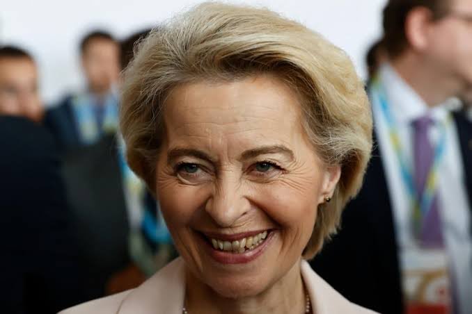 KariKarina62bh6's tweet photo. ⚡️🇪🇺 Ursula von der Leyen premia a su asesor Jens Flosdorff con la Dirección General de Comunicación de la Comisión Europea: un puesto con un sueldo de 18.000 euros al mes al que aspiraban otros 66 candidatos, según adelanta el portal bruselense Rapporteur (antes Euractiv). https://t.co/1XEGrVzfel