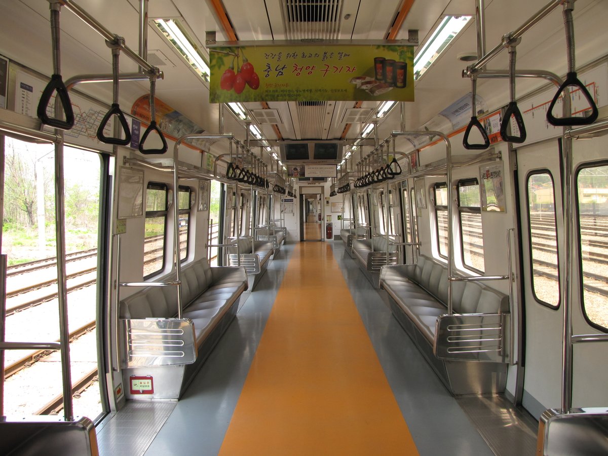 Pierre2427's tweet photo. 懐かしのGEC車内と、方向幕対照表。 https://t.co/1YY596K2Mh