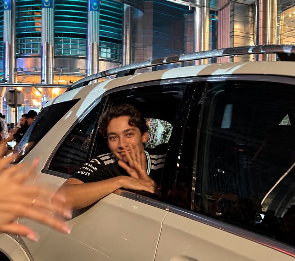 sun63shine_'s tweet photo. bye george 🩵👋🏻👋🏻👋🏻👋🏻

cr : arthbluuu on threads https://t.co/yC0IJrnDWv