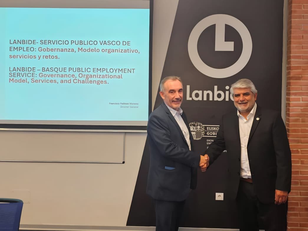 waltercorreaok's tweet photo. En el País Vasco, mantuvimos una reunión con el director general de @lanbideejgv, Servicio Público Vasco de Empleo, Francisco Pedraza Moreno, y el director de Coordinación y Comunicación del organismo, José Antonio García Díaz.

Conversamos sobre empleo, formación e inclusión sociolaboral, y sobre las políticas públicas de promoción del autoempleo y el emprendimiento.

También intercambiamos experiencias sobre las políticas territoriales de capacitación y el fortalecimiento de la inspección laboral para detectar y combatir el trabajo no registrado.