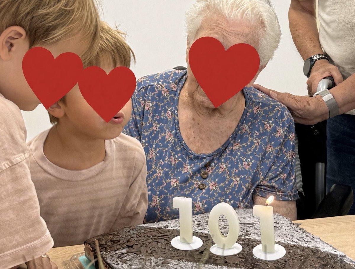 mariasalesx's tweet photo. Mi abuela tiene 101 años. Estuvo cosiendo hasta los 75.

De pequeña la veía con la máquina un viernes a las once de la noche. O un sábado a las ocho de la mañana. Nunca la oí quejarse.

Yo pensaba que cosía tanto porque no le quedaba otra.

Un sábado me senté a su lado y se lo pregunté.

Paró la máquina, me miró y se echó a reír.