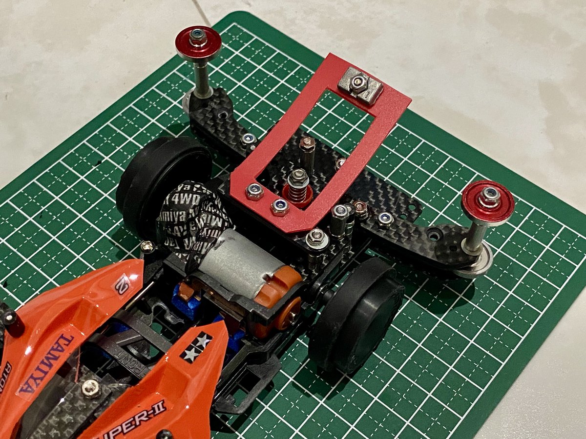 Hamuo_Mini4WD's tweet photo. キャッチャーダンパー ver.2
昨日ひとつ作り終えた直後にコイツが思い浮かんだので…先程寝る時間を削って作製しました。
固定用の丁度いいビスが立っていなくて昨日悩んだけど、無いなら作ればいいという結論に至り、モーター抑えのプレートに一枚横プレートを追加し穴開けしてビスを立てました。 https://t.co/WewleDsNy9