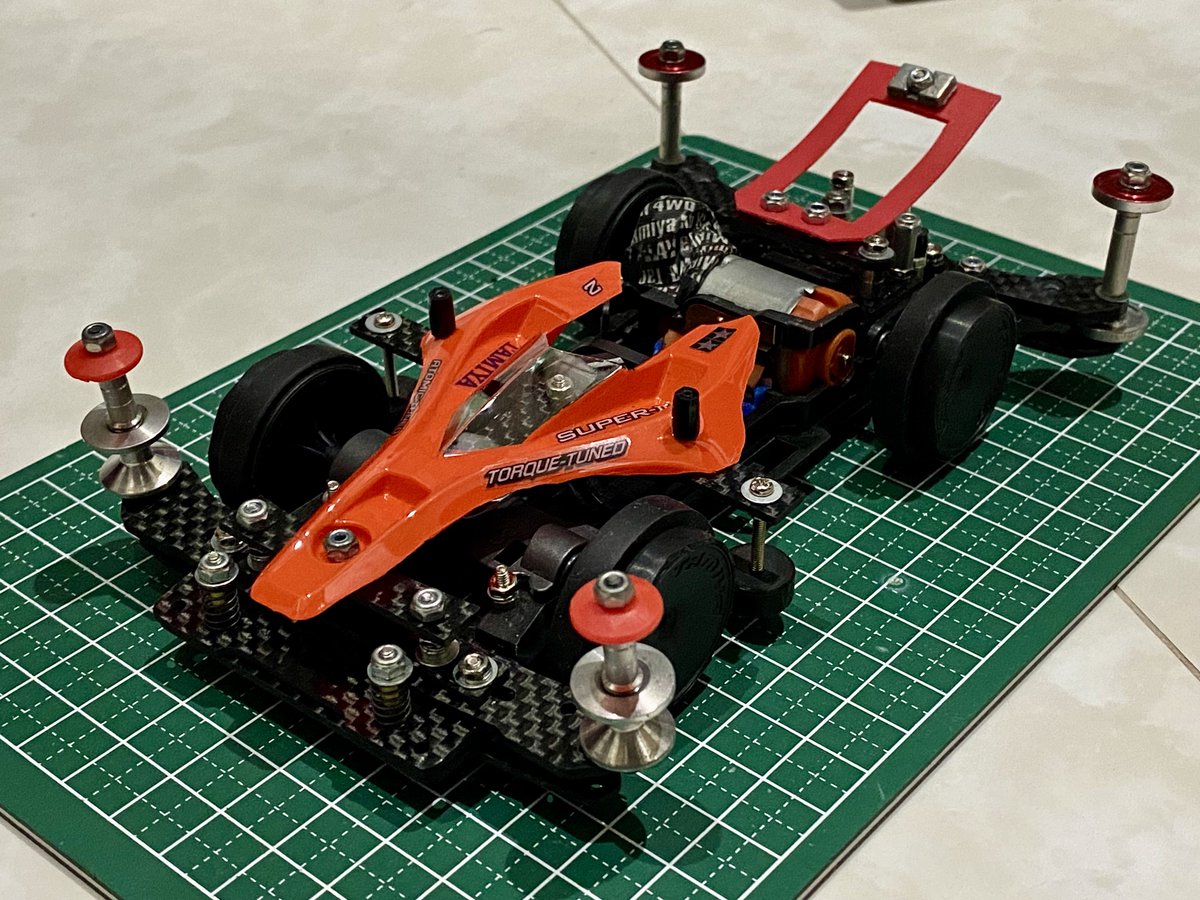 Hamuo_Mini4WD's tweet photo. キャッチャーダンパー ver.2
昨日ひとつ作り終えた直後にコイツが思い浮かんだので…先程寝る時間を削って作製しました。
固定用の丁度いいビスが立っていなくて昨日悩んだけど、無いなら作ればいいという結論に至り、モーター抑えのプレートに一枚横プレートを追加し穴開けしてビスを立てました。 https://t.co/WewleDsNy9