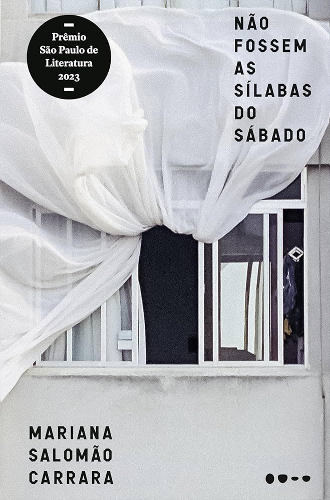 oxentepipoca's tweet photo. Malu Galli e Julia Stockler protagonizarão 'Sílabas do Sábado', adaptação do premiado romance 'Não Fossem as Sílabas do Sábado', de Mariana Salomão Carrara, que terá direção de Fabiana Winits. 🇧🇷

A trama acompanha Ana (Julia Stockler), arquiteta em gravidez avançada, que em uma tarde de sábado aguarda o marido, André, para carregarem juntos um quadro grande recém-emoldurado até em casa. André não chega: a caminho de encontrá-la, foi atingido pelo corpo de um homem que pulou do décimo andar. André e o homem morrem na calçada do prédio, e a vida de Ana, agora viúva, desmorona.

Sem dinheiro e sem forças, sua única saída é processar Madalena (Malu Galli), vizinha e viúva do homem que atingiu André ao pular do edifício. Mas é justamente Madalena quem aparece a sua porta oferecendo ajuda.