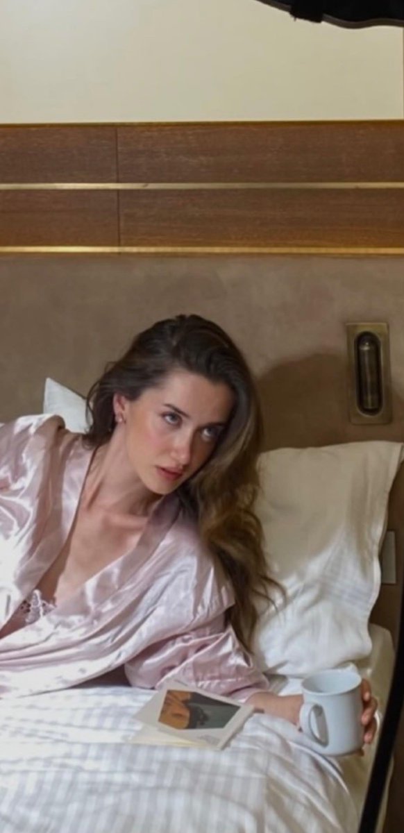 dreamblur5's tweet photo. there’s something dangerously captivating about that gaze. 🫠🫠
#Arafta #IlsuDemirçi https://t.co/zYNwyKzVPU