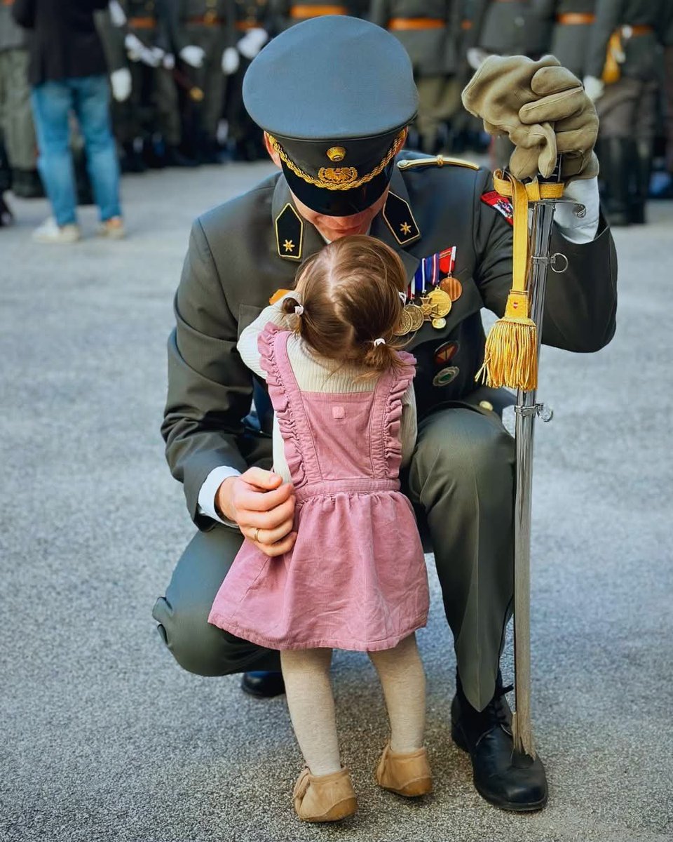 Bundesheerbauer's tweet photo. Manchmal kommen die größten Glückwünsche von den Kleinsten. ❤️ Ein ganz besonderer Moment für Papa und Tochter am Tag der Ausmusterung. #Bundesheer https://t.co/ckypFQytFI