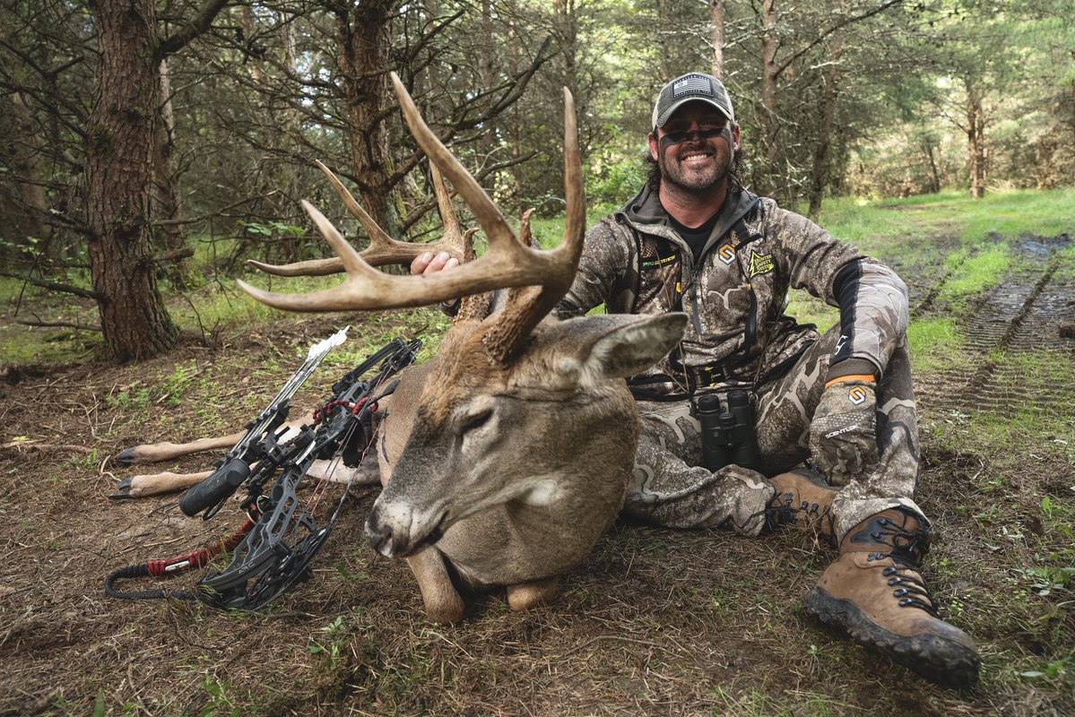 NateHosie's tweet photo. O-H-I-O letssss Goooo! Thank you Lord for this beautiful buckeye buck! Hang & bang wind shifted hung a set of stands mid day on a point we felt confident and we were on the X! Cheers everyone love yaβll Hunt em up! #provendeadly https://t.co/rvdCTfsd7s