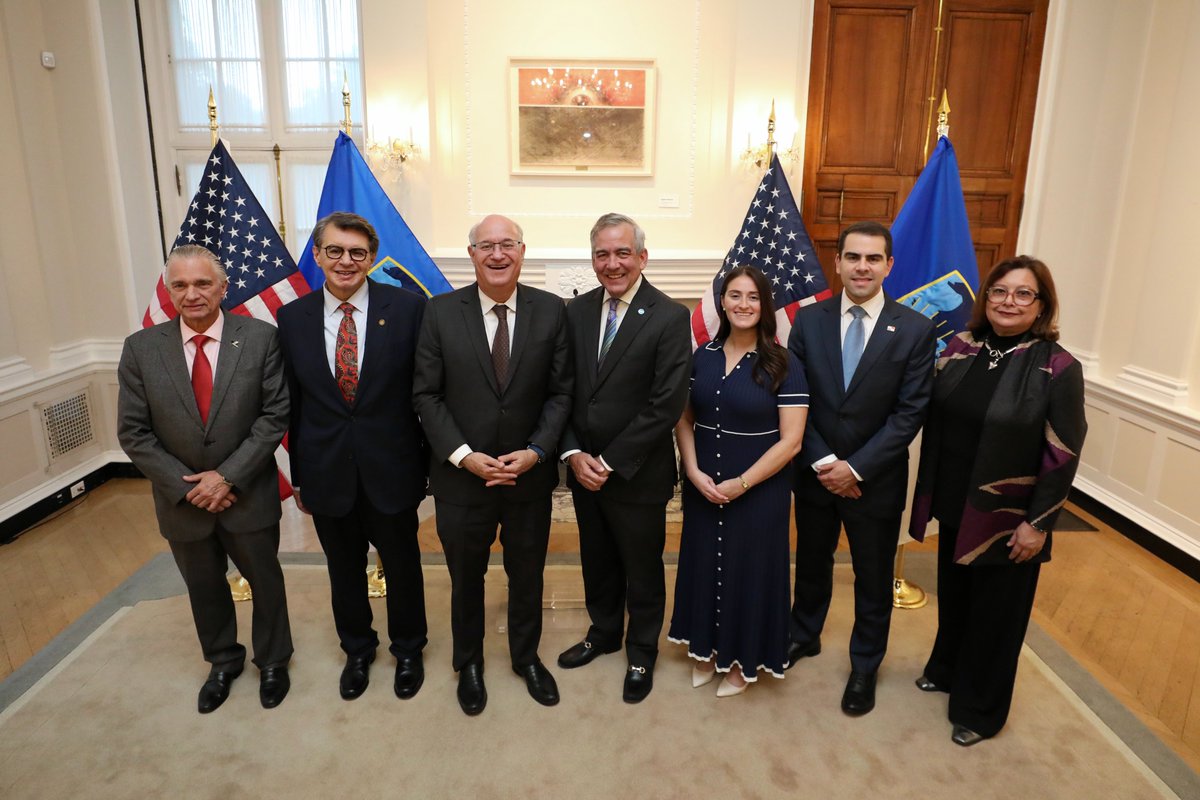 igoldfajn's tweet photo. It was great to continue celebrating @the_IDB Group’s Unseen Threads exhibition, this time at the Meridian International Center in Washington.

"Unseen Threads: The Fabric of Everyday Life in Central America" brings together works from the IDB Art Collection, featuring artists from Panama, Honduras, El Salvador, Costa Rica, and Guatemala, while highlighting how art can create space for dialogue and mutual understanding. 

Thank you to @MeridianIntl for hosting us, and to the ambassadors and representatives who joined us for this special evening.
-----
Fue un gusto seguir celebrando la exposición Unseen Threads del Grupo BID, esta vez en el Meridian International Center en Washington.

Unseen Threads: The Fabric of Everyday Life in Central America reúne obras de la Colección de Arte del BID de artistas de Panamá, Honduras, El Salvador, Costa Rica y Guatemala, y destaca cómo el arte puede abrir espacios para el diálogo y el entendimiento mutuo.

Gracias a Meridian por recibirnos, y a los embajadores y representantes que nos acompañaron en esta noche tan especial.
-----
Foi um prazer continuar celebrando a exposição "Unseen Threads" do Grupo BID, desta vez no Meridian International Center, em Washington.

"Unseen Threads: The Fabric of Everyday Life in Central America" ​​reúne obras da Coleção de Arte do BID, apresentando artistas do Panamá, Honduras, El Salvador, Costa Rica e Guatemala, e  destaca como a arte pode criar espaço para o diálogo e a compreensão mútua.

Agradecemos ao Meridian por nos receber, bem como aos embaixadores e representantes que se juntaram a nós nesta noite especial.