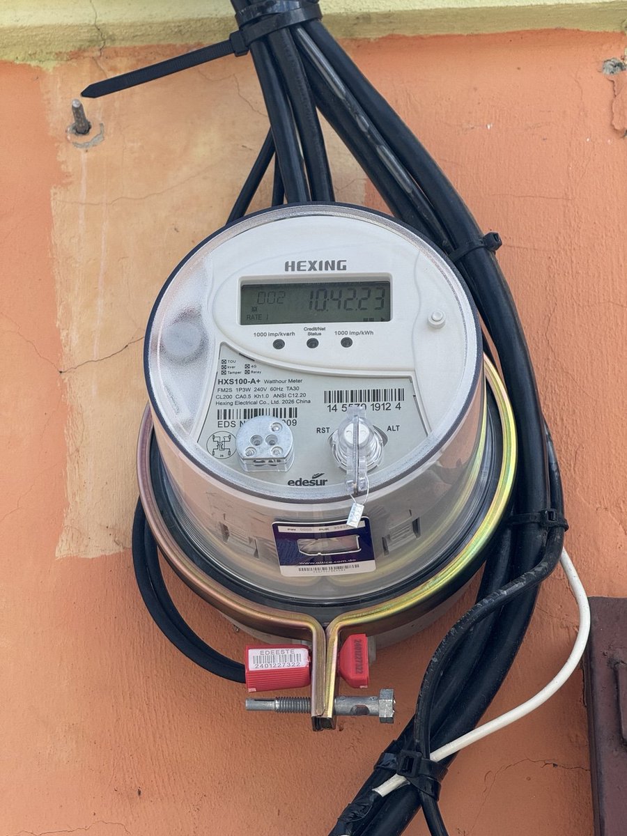 Adrian_zhito's tweet photo. Alguien de @EdeesteRD podría indicarme por qué el pasado sábado, sin que yo estuviera en casa, me cambiaron mi contador?.
Teniendo un promedio diario de consumo de entre 10-14kWh con este nuevo contador ha pasado a 17kWh...
Encima dice Edesur. Llamo y nadie sabe nada. https://t.co/ytcvRwS7pS