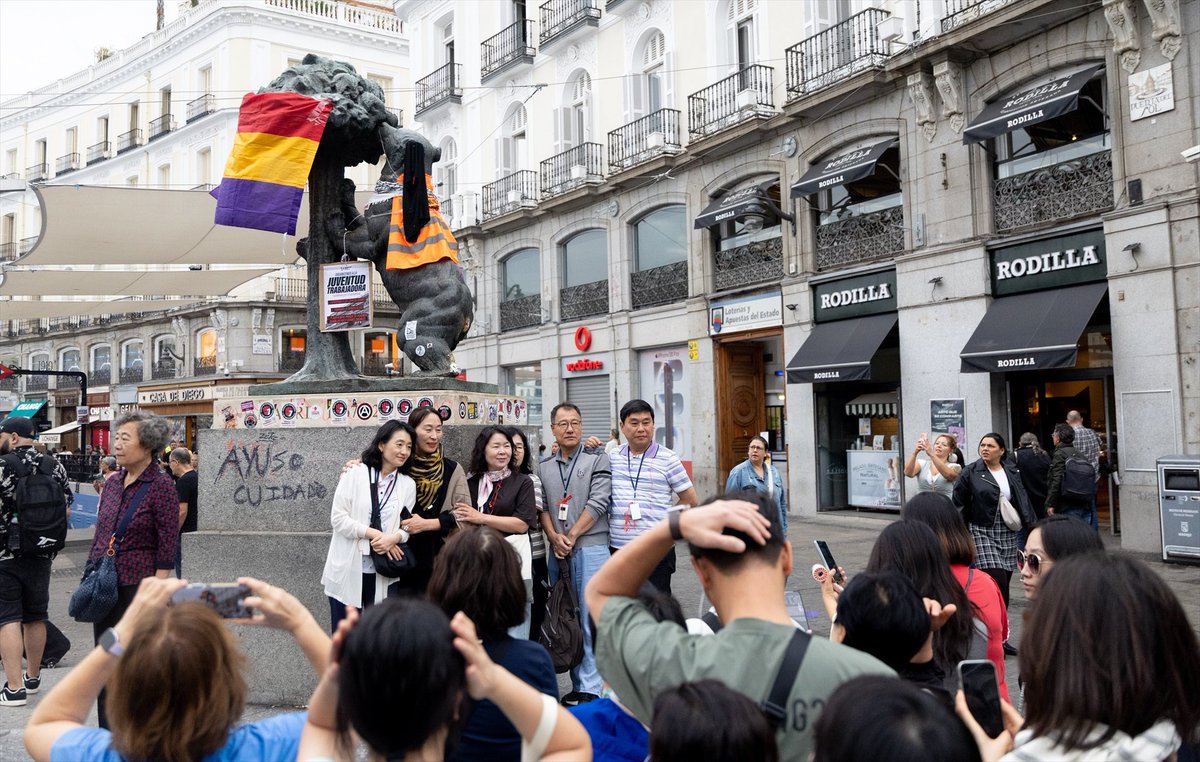 MadridDecadente's tweet photo. 📌 La osa inquilina y el madroño republicano 

Esta imagen que ha publicado @europapress me parece absolutamente brillante. Creo que no puede reflejar mejor el momento actual en muchos sentidos

Mis dieses al autor o autora 👏🏽👏🏽👏🏽 https://t.co/3qlweulPFc