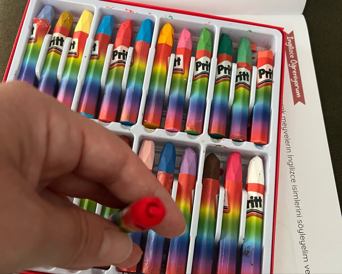 braerdemm's tweet photo. Pritt markanın pastel boyalarının içi boş çıkıyor bu hangi üretme ahlakına sığar sonuçta herkes buna bir bedel ödeyerek alıyor!! #PrittTürkiye https://t.co/dElcsu06vg
