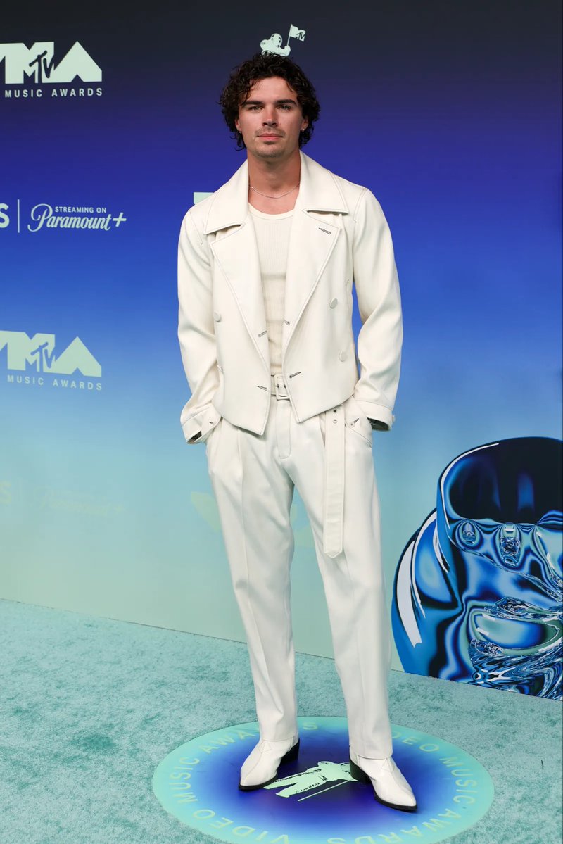 nicvansinfo's tweet photo. “DJ Nicolas Vansteenberghe went all-white with a leather jacket, tank, trousers and cowboy boots. The whole thing was eye-catching and fun and a little silly, and made even more memorable for being all-out one colour.” — https://t.co/6qIIEVYGYX https://t.co/kJWRNeouHF