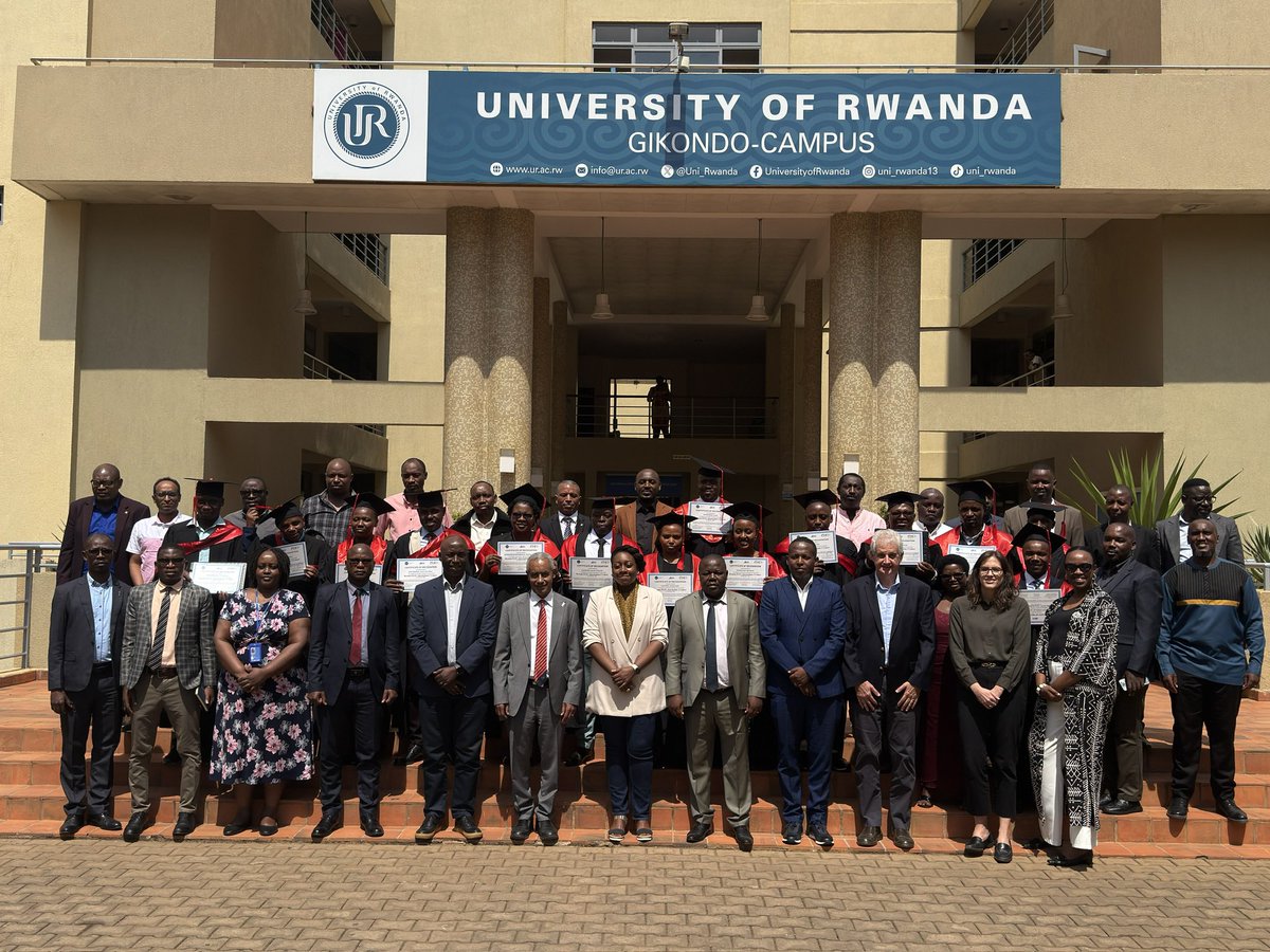 UCmhs's tweet photo. The RBC DDG, Ms.Jeanne Umuhire, the CDC Country Director Dr.Thierry, the CMHS Principal Prof. Abraham graced the occasion for the FETP Intermediate Cohort 3 trainees graduation ceremony. They are health professionals from different disciplines.@Uni_Rwanda @RBCRwanda @CDCRwanda https://t.co/Xkyw91ohha