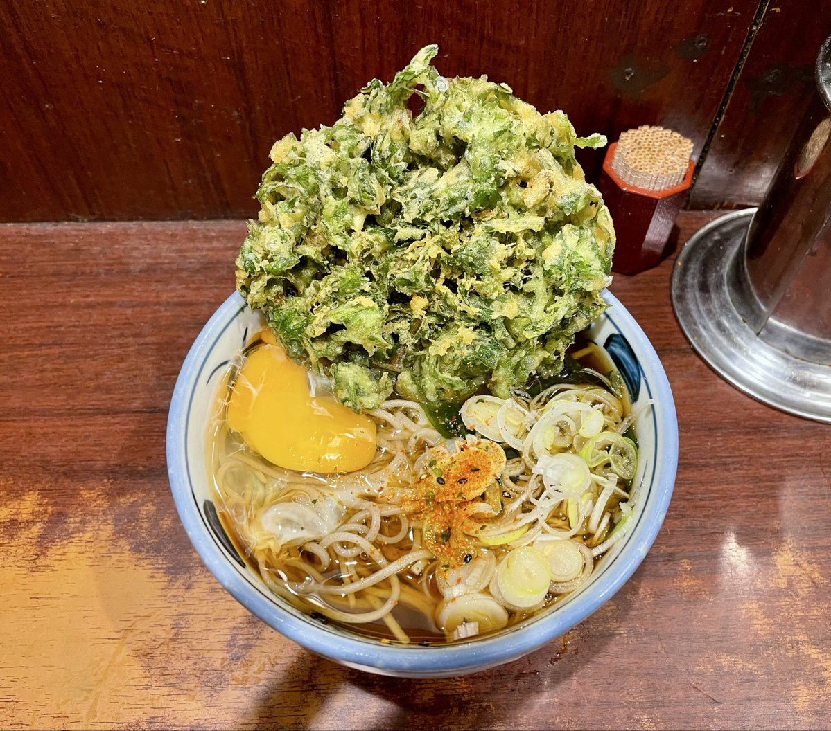 10ruT's tweet photo. 立ち食い蕎麦やしまの春菊天蕎麦は、、、

飛ぶほどんーまい‼️

食てみろ❗️ほんてん飛ぶがら https://t.co/4Pe10p0EmP