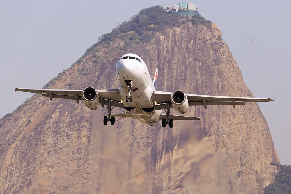 SimoneO70707107's tweet photo. Latam Airbus A319 taking off from Rio Santos Dumont airport with the iconic Sugarloaf mountain as a background. A lot of luck helped with the timing as the shots were taken from a ferry that was just crossing the runway centerline at the moment of https://t.co/CNT9bzCQJh