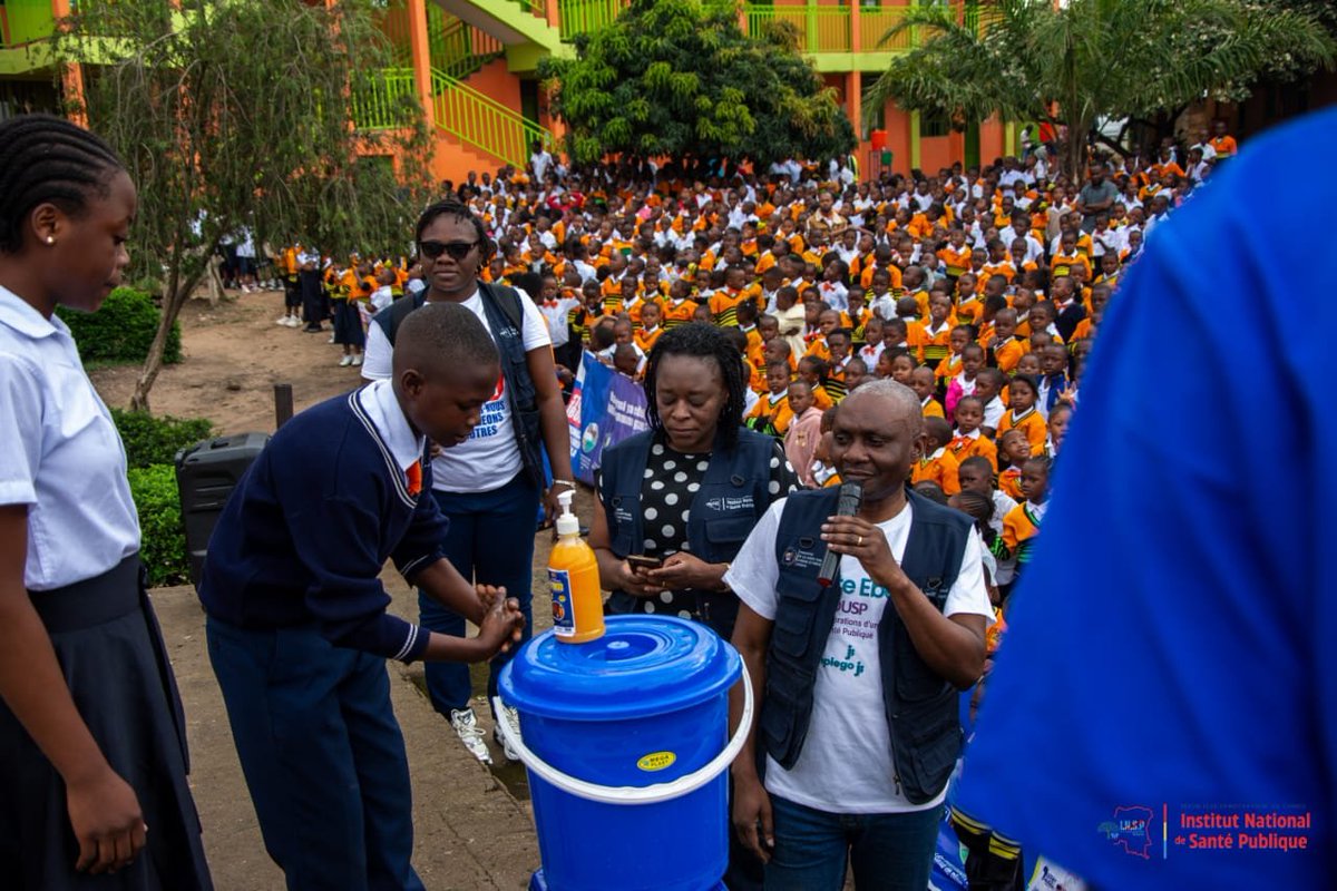 Insprdc's tweet photo. 🛡️ #RDC | À Bunia, l’#INSP fait de l’école un espace clé de prévention contre Ebola. 

📍 29 septembre 2026 | Bunia

L’Institut National de Santé Publique (#INSP) poursuit le renforcement de la sensibilisation en milieu scolaire dans le cadre de la riposte contre la Maladie à Virus Ebola (MVE).

👧🏽👦🏽 Plus de 1 700 élèves des écoles primaires Kimbanguistes #Kanda, #Bankoko et #Mwanga, ainsi que de l’Institut Kisolekele, ont pris part à une séance interactive consacrée à la MVE, à ses modes de transmission et aux principaux gestes de prévention.

📚 Pour consolider cette dynamique, des kits IEC, banderoles, affiches, dépliants, boîtes à images et mégaphones ainsi que des kits de lavage des mains ont été remis aux établissements scolaires afin de soutenir la poursuite des activités de sensibilisation.

🤝 Informer un enfant, c’est renforcer la prévention au sein de toute une communauté. À travers les élèves, les messages de santé publique se diffusent jusque dans les familles et contribuent à promouvoir des comportements protecteurs.

#RiposteEbola #INSP #Bunia #Ituri #SantéPublique #Prévention #EngagementCommunautaire
@Presidence_RDC @PrimatureRDC @MinSanteRDC @OMS_Afrique @UNICEFDRC @AfricaCDC