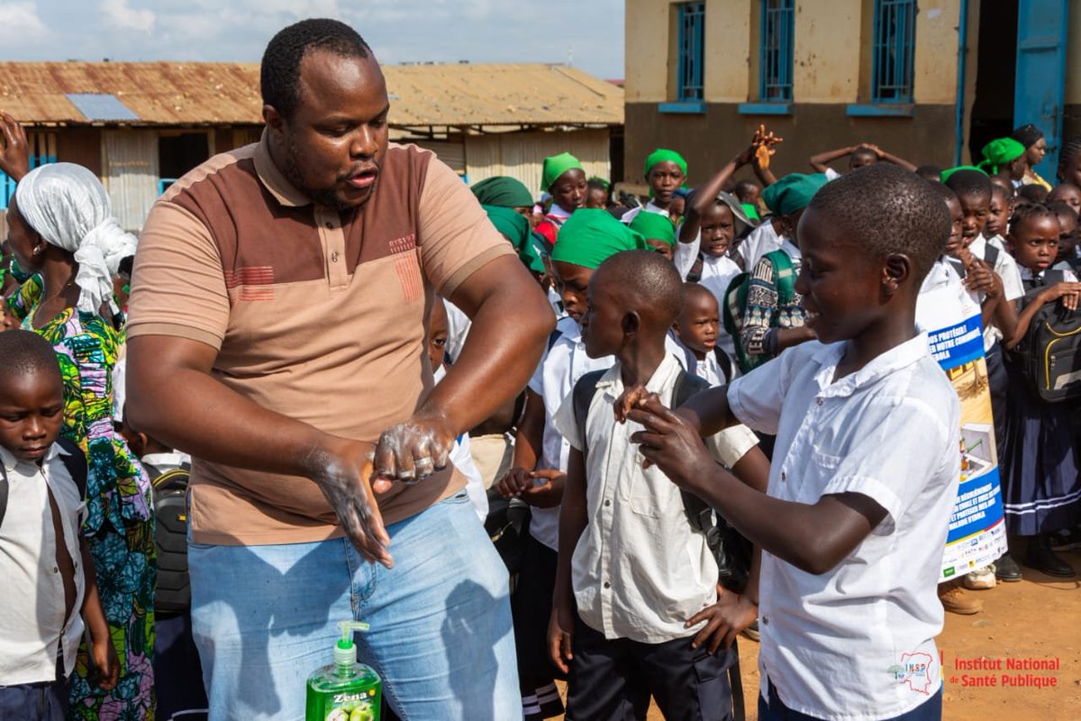 Insprdc's tweet photo. 🛡️ #RDC | À Bunia, l’#INSP fait de l’école un espace clé de prévention contre Ebola. 

📍 29 septembre 2026 | Bunia

L’Institut National de Santé Publique (#INSP) poursuit le renforcement de la sensibilisation en milieu scolaire dans le cadre de la riposte contre la Maladie à Virus Ebola (MVE).

👧🏽👦🏽 Plus de 1 700 élèves des écoles primaires Kimbanguistes #Kanda, #Bankoko et #Mwanga, ainsi que de l’Institut Kisolekele, ont pris part à une séance interactive consacrée à la MVE, à ses modes de transmission et aux principaux gestes de prévention.

📚 Pour consolider cette dynamique, des kits IEC, banderoles, affiches, dépliants, boîtes à images et mégaphones ainsi que des kits de lavage des mains ont été remis aux établissements scolaires afin de soutenir la poursuite des activités de sensibilisation.

🤝 Informer un enfant, c’est renforcer la prévention au sein de toute une communauté. À travers les élèves, les messages de santé publique se diffusent jusque dans les familles et contribuent à promouvoir des comportements protecteurs.

#RiposteEbola #INSP #Bunia #Ituri #SantéPublique #Prévention #EngagementCommunautaire
@Presidence_RDC @PrimatureRDC @MinSanteRDC @OMS_Afrique @UNICEFDRC @AfricaCDC
