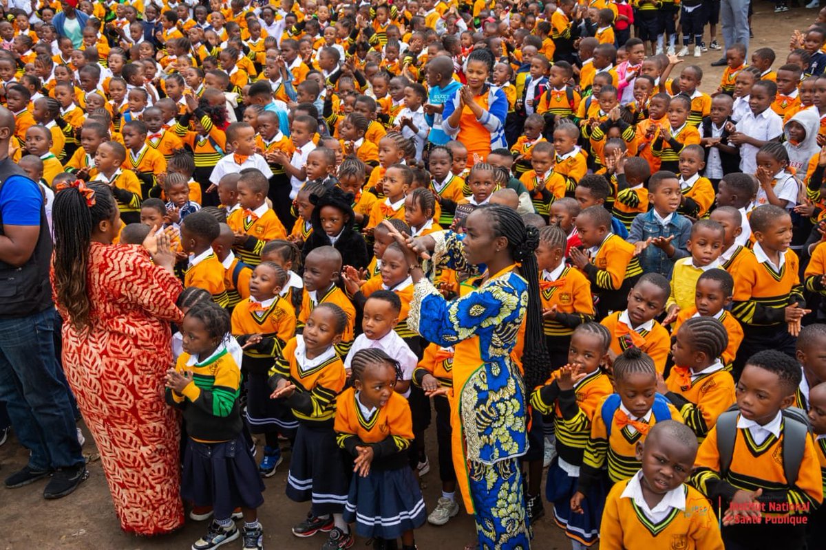 Insprdc's tweet photo. 🛡️ #RDC | À Bunia, l’#INSP fait de l’école un espace clé de prévention contre Ebola. 

📍 29 septembre 2026 | Bunia

L’Institut National de Santé Publique (#INSP) poursuit le renforcement de la sensibilisation en milieu scolaire dans le cadre de la riposte contre la Maladie à Virus Ebola (MVE).

👧🏽👦🏽 Plus de 1 700 élèves des écoles primaires Kimbanguistes #Kanda, #Bankoko et #Mwanga, ainsi que de l’Institut Kisolekele, ont pris part à une séance interactive consacrée à la MVE, à ses modes de transmission et aux principaux gestes de prévention.

📚 Pour consolider cette dynamique, des kits IEC, banderoles, affiches, dépliants, boîtes à images et mégaphones ainsi que des kits de lavage des mains ont été remis aux établissements scolaires afin de soutenir la poursuite des activités de sensibilisation.

🤝 Informer un enfant, c’est renforcer la prévention au sein de toute une communauté. À travers les élèves, les messages de santé publique se diffusent jusque dans les familles et contribuent à promouvoir des comportements protecteurs.

#RiposteEbola #INSP #Bunia #Ituri #SantéPublique #Prévention #EngagementCommunautaire
@Presidence_RDC @PrimatureRDC @MinSanteRDC @OMS_Afrique @UNICEFDRC @AfricaCDC