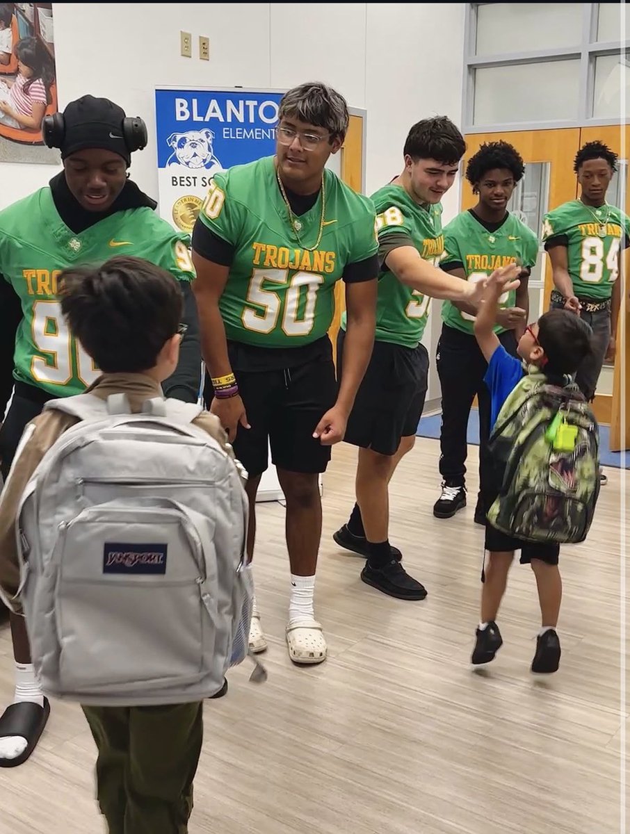 MarcusRivera56's tweet photo. I had an amazing time greeting the kids to school on Monday in Blanton Elementary! I meet a lot of students with a bright future ahead of them. I always enjoy being with the kids and making sure they feel welcome to a place where they can have the best career possible!! #TTP https://t.co/ivdWQf1eXW