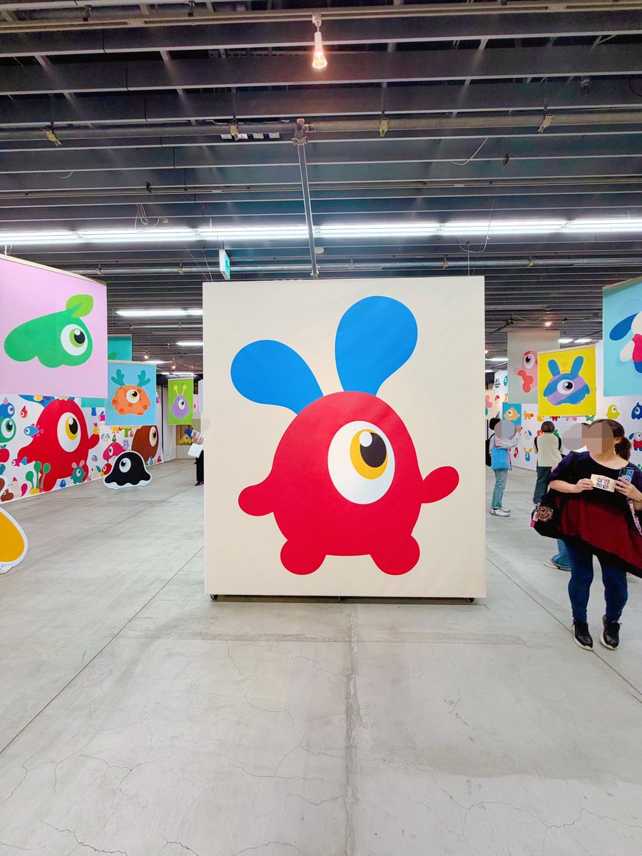 yama_pe's tweet photo. 仕事が夕方上がりだったので、
今日から中之島で開催されている
『HELLO WORLDs』へ。
思い掛けず、引地さんによる
ギャラリーツアーに参加🥹
初日から、奉納品も沢山ありました！

(*˘ω˘*)

めっっちゃ楽しいよ！
混み合う前に、もう一度行こうかと思います！🤗

#HELLOWORLDs 
#世界縁日 
#COMMONs https://t.co/55KclJPAdH