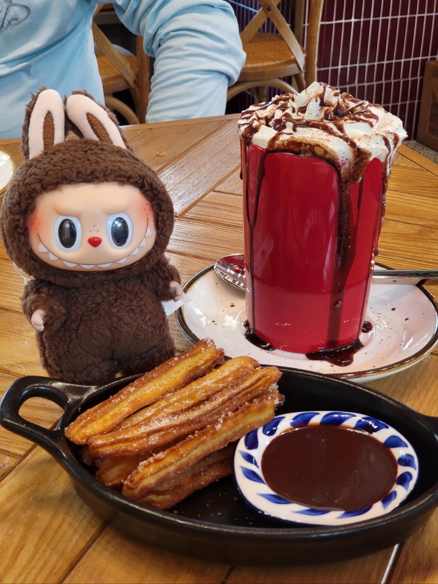 DanielaRedk6's tweet photo. Qué snack tan rico! Estos churros recién hechos con azúcar y canela son perfectos para compartir con amigos https://t.co/1TdadVqkzQ
